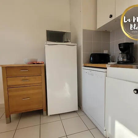 La Maison Bleue, Village Vacances, Piscine, Parking Saint-Geniez-dʼOlt