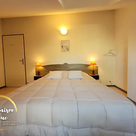 La Maison Bleue, Village Vacances, Piscine, Parking * Saint-Geniez-dʼOlt