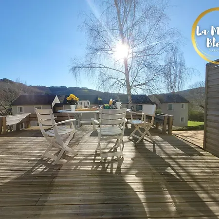 La Maison Bleue, Village Vacances, Piscine, Parking * Saint-Geniez-dʼOlt