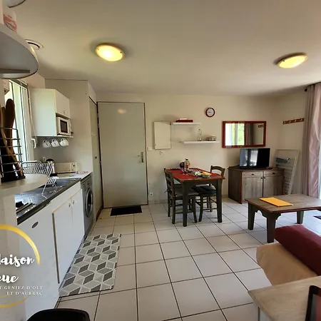 La Maison Bleue, Village Vacances, Piscine, Parking Saint-Geniez-dʼOlt