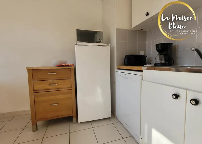 La Maison Bleue, Village Vacances, Piscine, Parking Saint-Geniez-dʼOlt